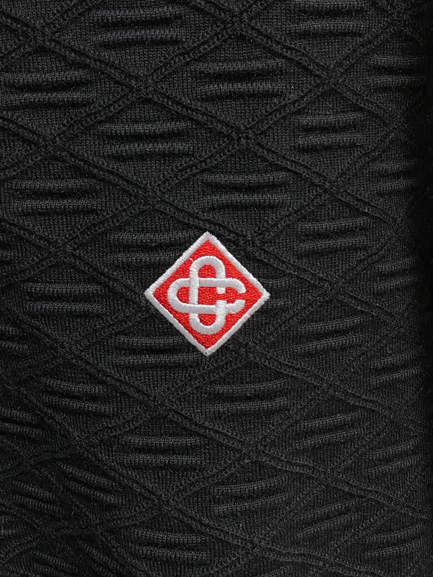 Casablanca｜Casablanca half-zip Polo knitted sweater, Classic Tennis Club｜Three-dimensional rhombus half-zip knitted Polo, light luxury trendy brand Benming, black and white, the upper body is neat and noble, and the whole piece is made of three-dimensional relief rhombus texture fabric. It is not ordinary plain knitting, with embossing all over, solid touch, and direct visual layering. Contrasting color Polo lapel design, half-open metal zipper at the collar, the zipper puller is the brand's iconic Classic logo, and the same logo is exquisitely embroidered on the chest, with neat stitching and all details in place. Sizes:M-3XL